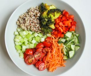 Немає абсолютно «поганої» їжі, але дуже важливо, щоб раціон був збалансований, адже надлишок харчування так само небезпечний, як і дефіцит