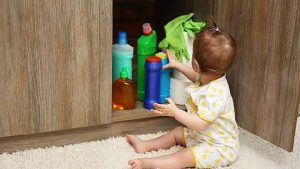 Що робити, коли дитина випила хімічний засіб