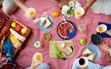 Продукти, з якими ваш пікнік буде не тільки смачним, а й безпечним