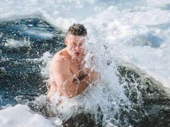 Купання у крижаній воді на Водохреща